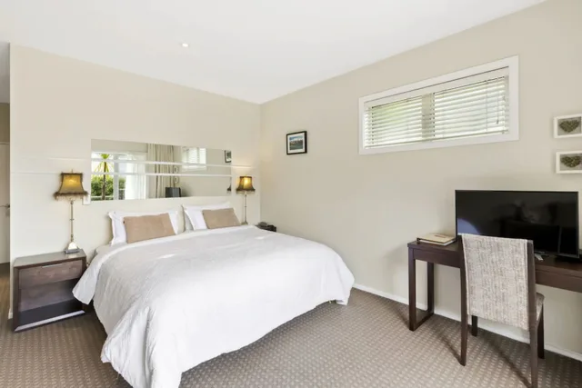 غرفة بسرير مزدوج أو سريرين منفصلين بإطلالة على البحيرة، Queenstown House Boutique Bed and Breakfast and Apartments 7/9