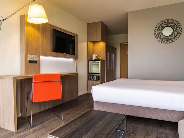 Superior, Double Bed, Golf Course View, Sofa, Balcony، Novotel Senart Golf de Greenparc 8/10