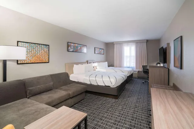 غرفة ديلوكس بسريرين مزدوجين مع أريكة، La Quinta Inn and Suites by Wyndham Montgomery 6/10