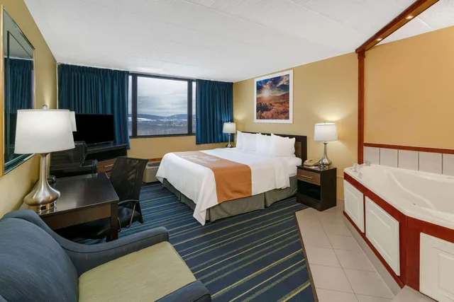 غرفة ثلاثية بسرير كينج، Days Inn by Wyndham Scranton PA 5/5