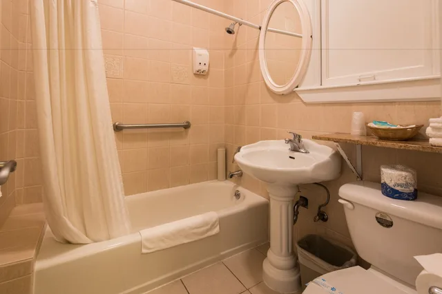 غرفة بسرير كوين، Grant Hotel 3/3
