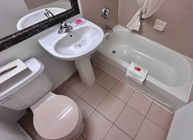 Standard, 2 Queen Beds, Econo Lodge City Centre Kingston 9/10
