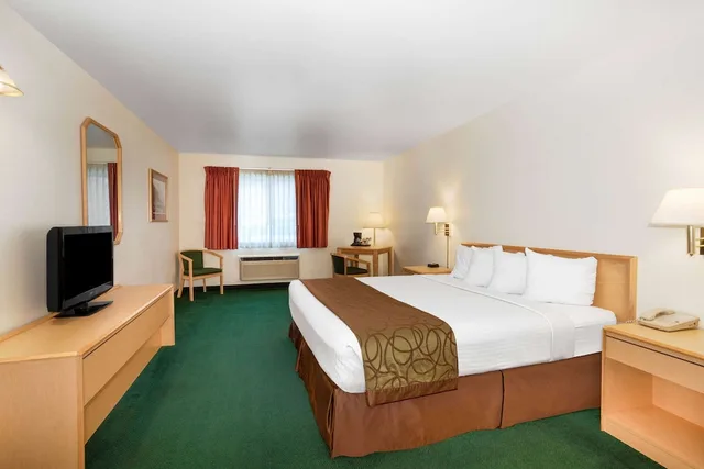 غرفة بسرير كينج لذوي الإعاقة، The Inn at Lander, Travelodge by Wyndham 1/4