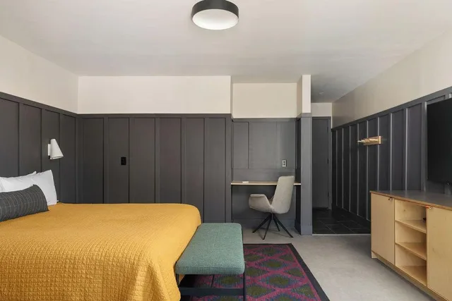 جناح بزنس بسرير كينج، The Coachman Hotel 2/2