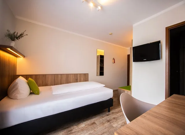 غرفة بسرير كوين، GOLDEN LEAF PERLACH ALLEE HOF 8/10