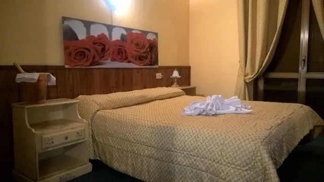 غرفة بسريرين منفصلين بإطلالة على الجبل بشرفة، Hotel Pinguino 2/4