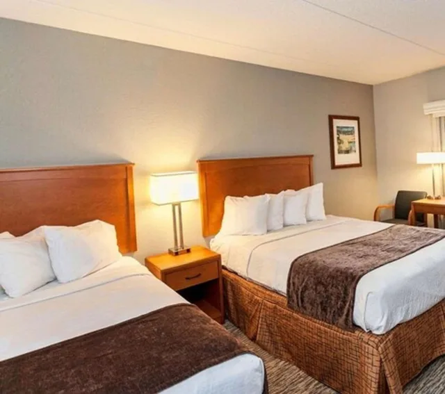 Deluxe, 2 Queen Beds, Lake Front, Bridge View، Sunrise Beach Motel 1/5