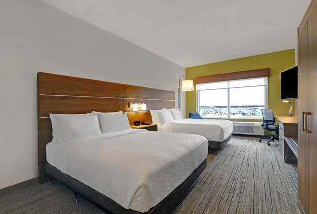 غرفة قياسية بسرير كينج وسريرين كوين لذوي الإعاقة، Holiday Inn Express And Suites Port Elgin 2/6