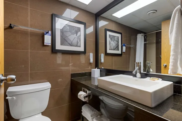 غرفة قياسية بسريرين كوين، Village Park Inn Calgary 8/10