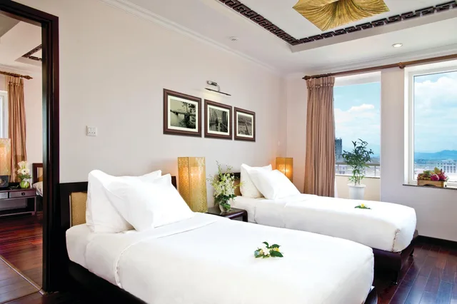 غرفة متصلة عائلية بسرير مزدوج وسريرين منفصلين بشرفة، Cherish Hotel 1/2