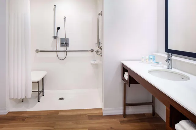 غرفة بسريرين كوين بإطلالة مع أريكة لذوي الإعاقة، Hampton Inn Boston Seaport District 4/4