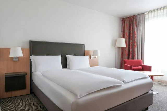 غرفة قياسية بسرير كينج وسرير كوين، FOUR Essen City Centre 4/10
