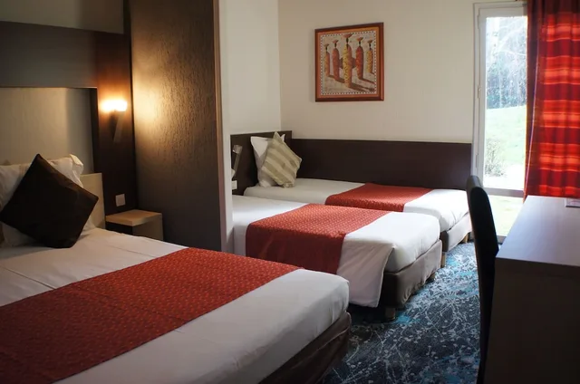 غرفة رباعية بسرير مزدوج وسريرين منفصلين، Hotel the Originals Annonay Est La Siesta 1/9