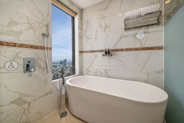 Signature, Suite, King Bed, Partial Sea View, Bathtub, Nhu Minh Plaza Danang 3/4