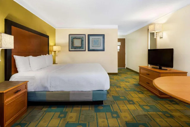 غرفة سوبيريور بسرير كينج، La Quinta Inn & Suites by Wyndham St. Pete-Clearwater Airpt 1/7