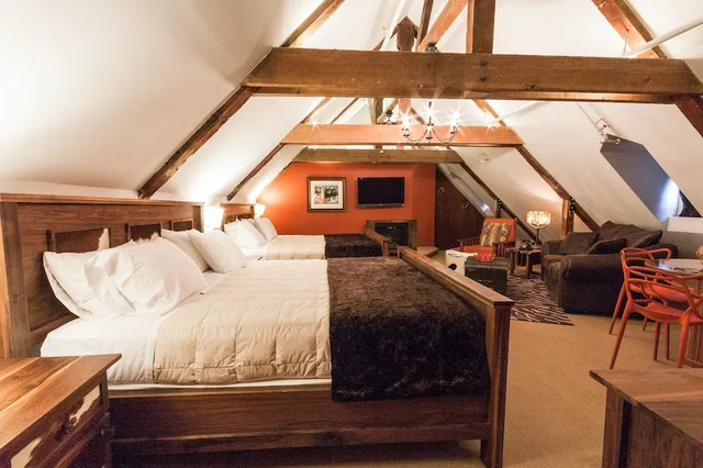 لوفت بسريرين كينج، Auberge Place D Armes 1/7