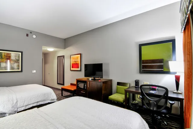 غرفة بسريرين كوين بمطبخ صغير، Hampton Inn Foley 5/10