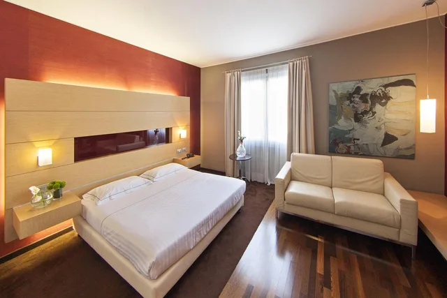 جناح جونيور، Inverigo Hotel 4/10