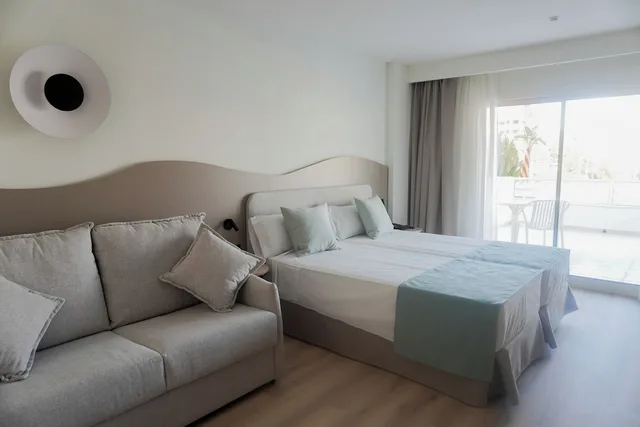 غرفة ثلاثية بسرير مزدوج بإطلالة على البحر، AR Roca Esmeralda and Spa 4/10