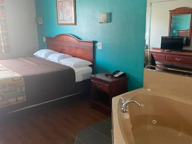 غرفة بسرير كينج بحوض جاكوزي للمدخنين، Tropicana Inn and Suites 1/3