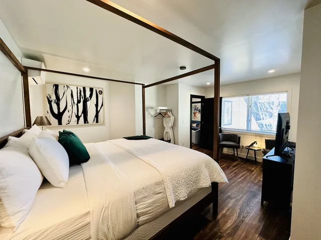 جناح استوديو إليت بسرير كينج وسرير كوين بإطلالة على الفناء مع أريكة بمطبخ، Bespoke Inn Flagstaff 3/10