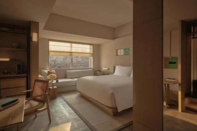 غرفة بسرير كينج بشرفة، Alila Shanghai 3/5