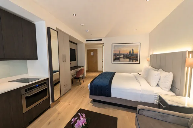 استوديو تنفيذي بسرير كينج بمطبخ صغير، Tower Suites by Blue Orchid 1/9