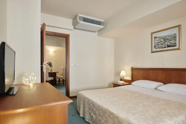جناح بسرير مزدوج بإطلالة على البحر مع أريكة، Hotel Lovran 1/5