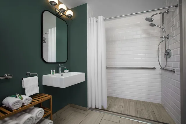 جناح جونيور بسرير كينج لذوي الإعاقة، The Beachcomber St. Pete Beach, Outset Collection by Hilton 3/3