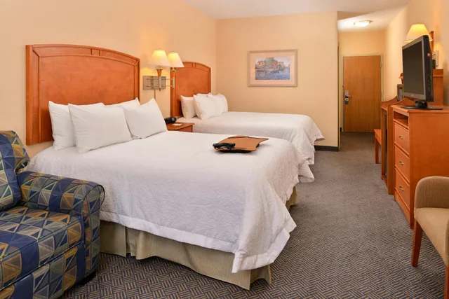 غرفة بسريرين كوين مع أريكة، Spark by Hilton Grand Island Hotel 1/3