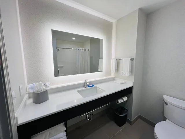 جناح بغرفة نوم واحدة، Holiday Inn Express Hotel Suites Salinas 2/2