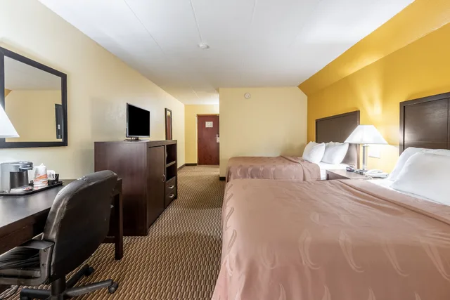 غرفة بسريرين مزدوجين لذوي الإعاقة، Quality Inn & Suites Cincinnati Uptown Norwood 1/4