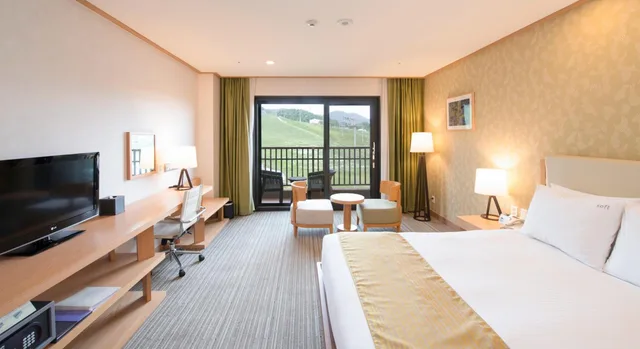غرفة بسرير كوين بإطلالة على الجبل، Holiday Inn Resort Alpensia Pyeongchang 2/10