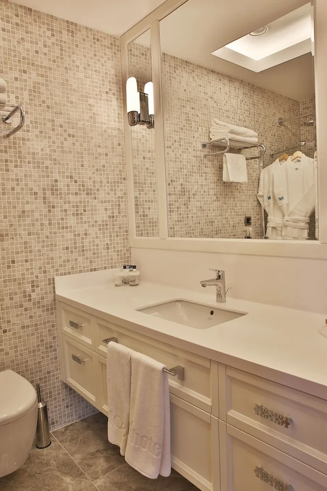 Suite, King Bed, Bof Hotels Ceo Suites 7/8