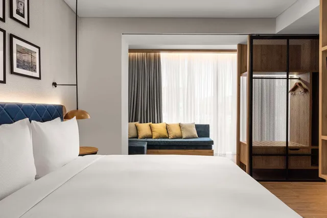 غرفة ديلوكس بسرير كينج بإطلالة على المدينة مع أريكة، Hilton Garden Inn Baku 3/5