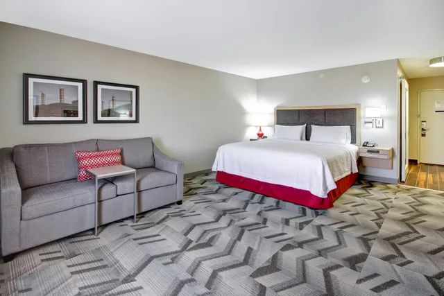 غرفة بسرير كينج، Hampton Inn Suites By Hilton Medicine Hat 1/3