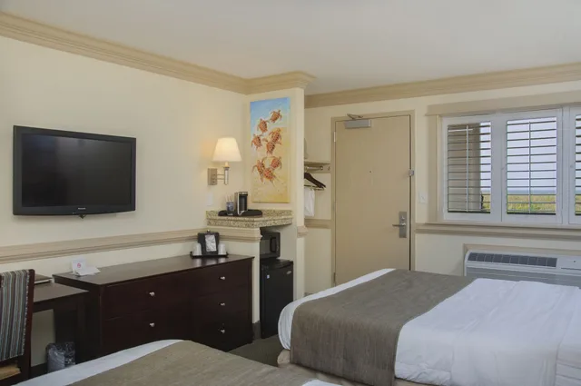 Standard, 2 Queen Beds, Parking Lot View, with Pool، Shutters on the Banks 2/3