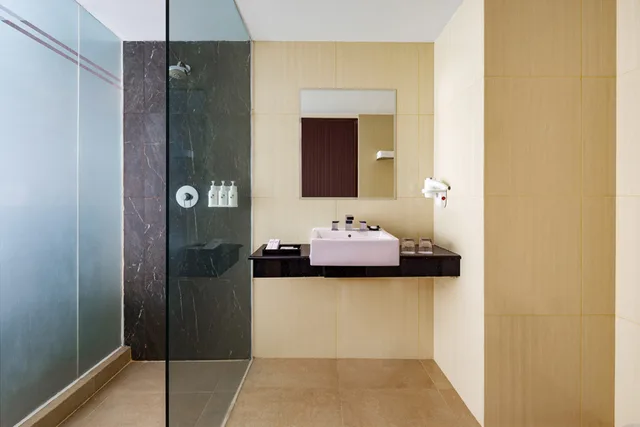 غرفة سوبيريور بسرير مزدوج بإطلالة على المدينة، Swiss-Belhotel Waterfront Makassar 4/4