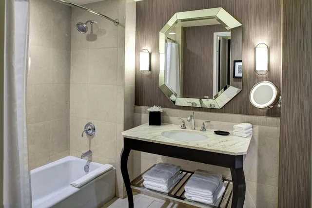 غرفة بريميوم بسرير كينج، SHERATON MCKINNEY HOTEL 8/10