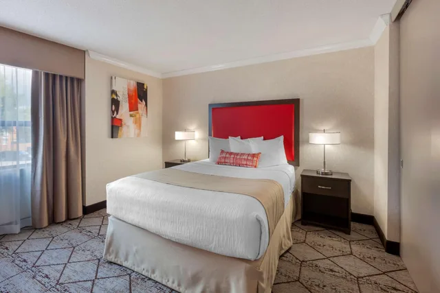 جناح بسرير كوين بمطبخ صغير، Best Western Plus Rose City Suites 1/9