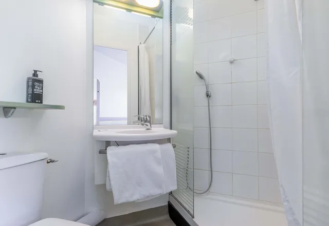 غرفة قياسية بسريرين منفصلين، B&B HOTEL Aix-en-Provence Meyreuil Sainte-Victoire 2/2