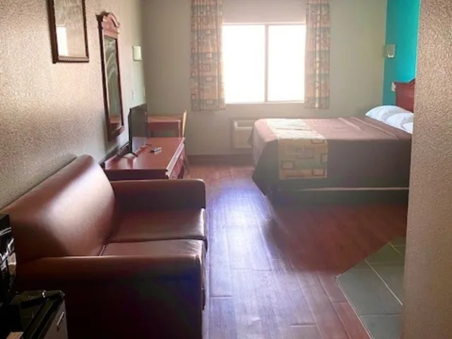 غرفة بسرير كينج بحوض جاكوزي، Tropicana Inn and Suites 2/3