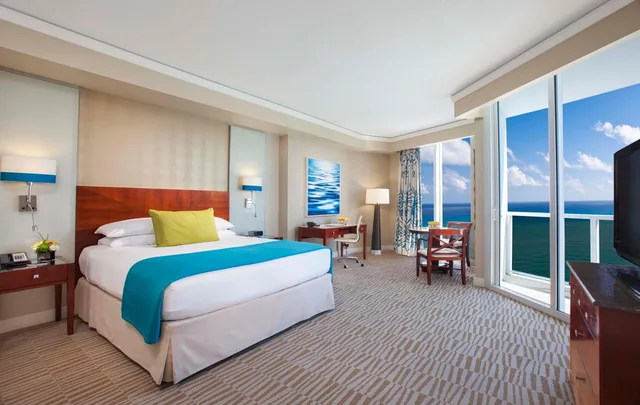 جناح بسرير كينج بإطلالة على البحر بغرفة نوم واحدة مع أريكة، Trump International Beach Resort 1/5