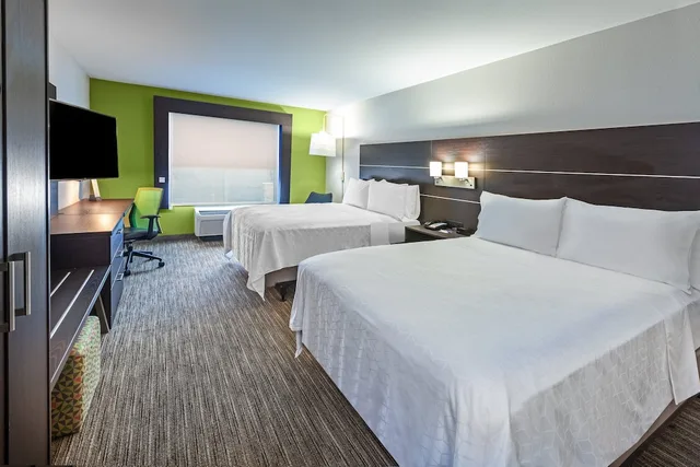 جناح بسريرين كوين مع أريكة، Holiday Inn Express New Orleans East 1/3