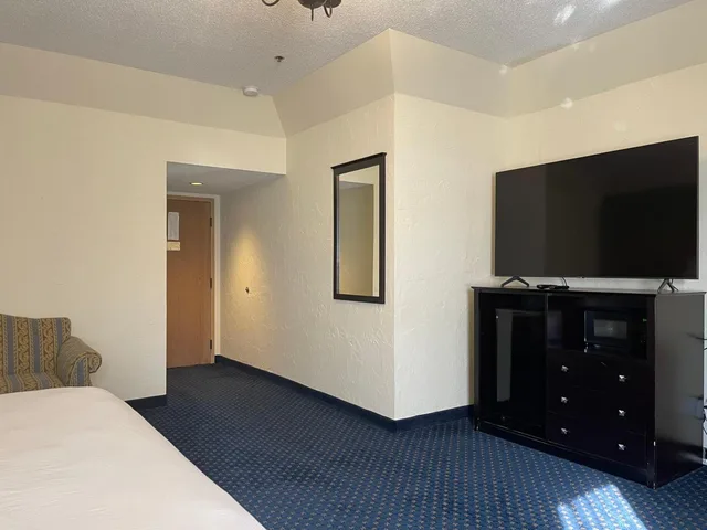 Junior Suite, The Chateau Hotel And Conference Center 3/5