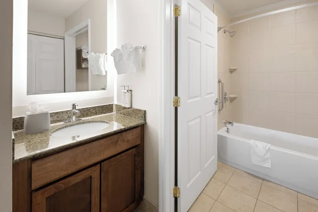جناح بسرير كينج بغرفتي نوم بمطبخ، Staybridge Suites Harrisburg Hershey 4/4