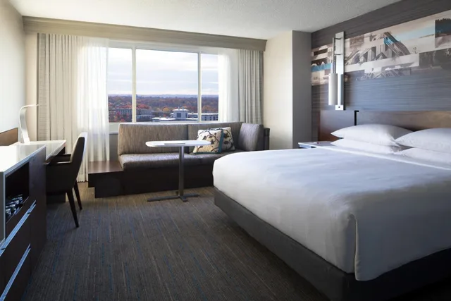 Room, King Bed, Sofa, High Floor, Concierge Level، Kansas City Marriott Country Club Plaza 1/6