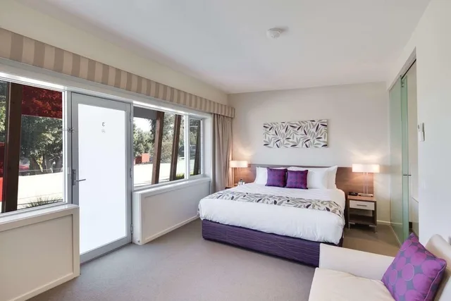 Spa, Executive, Suite, King Bed, Drouin Motel 1/2