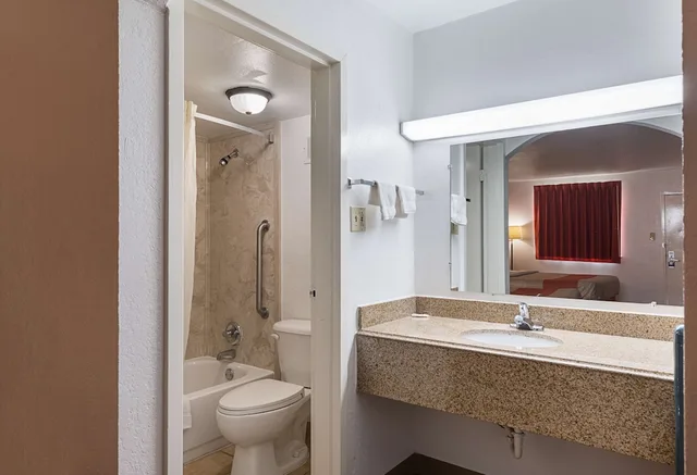 غرفة قياسية بسرير كينج، Motel6 San Antonio, TX - I-10 West 8/10