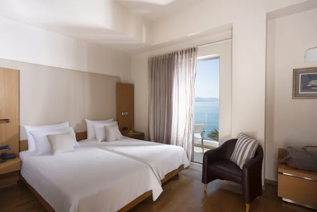 غرفة بسريرين منفصلين بإطلالة على البحر، Elite City Resort 1/2
